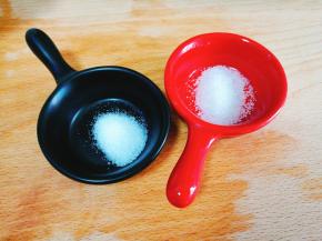 加入少许盐 适量白糖