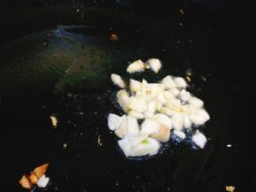 热油爆香蒜末和干辣椒碎 淋在苦瓜杏仁中拌匀