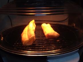 油条入空气炸锅180度5分钟烤至酥脆（中途记得翻面）