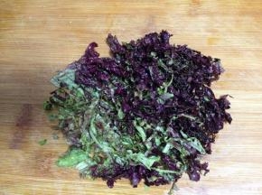 紫生菜洗净切细丝