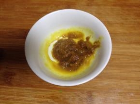 咖喱入碗加一勺水入微波炉40秒至融化，取出搅合均匀