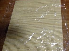 寿司帘上铺上保鲜膜