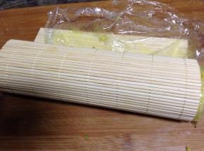 借助寿司帘卷起来