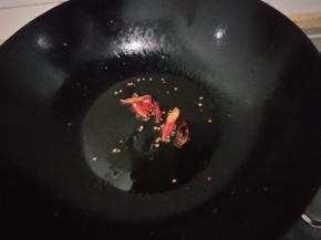 热锅入油放入辣椒
