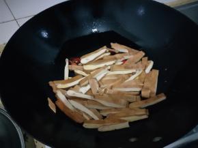 放入切好香干煸炒