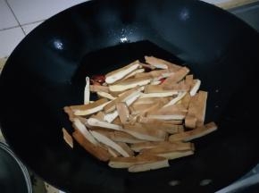 放入切好香干煸炒