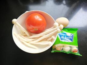 准备食材并洗净，鱼丸是超市买的安井鱼丸，一袋10个。