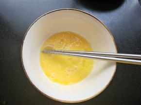 鸡蛋打散。