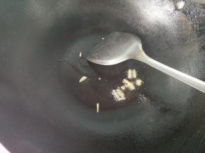 锅内放油，放一点生姜爆香。
