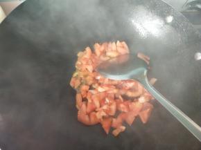 放番茄翻炒。