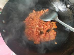 番茄炒软出汁。