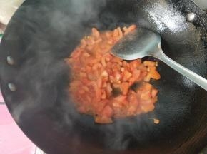 番茄炒软出汁。