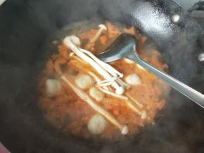 放入海鲜菇，烧开。
