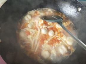 煮五分钟后倒入打撒的鸡蛋。