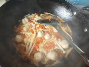 放盐，鸡精，胡椒粉，几滴小麻油，可以出锅啦！