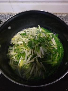 放入开水烫一下