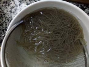 用开水泡发并烫熟