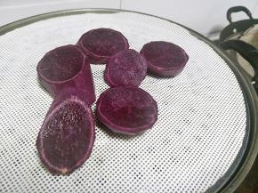 把紫薯削皮放蒸锅蒸熟