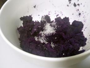 把蒸好的紫薯捏碎，放入适量的白砂糖