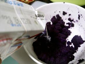 适量的纯牛奶，没有纯牛奶放炼乳也是可以的