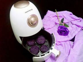 把紫薯饼放炸篮里