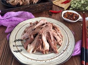 将骨头上的肉撕成条装盘，蘸酱汁食用