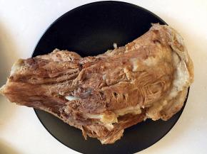 煮熟的猪骨头捞出沥干晾温