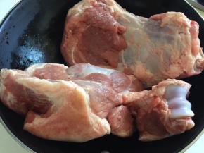 猪骨头洗净，因为是自己卸的骨头，留的肉比较多