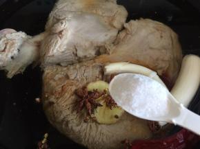 放盐调味，大火烧开后转中火炖约40分钟