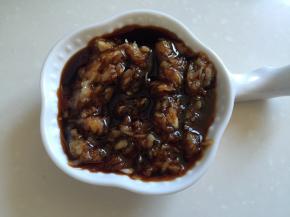 炖骨头时将大蒜捣成泥，倒入酱油调成酱汁