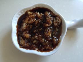 炖骨头时将大蒜捣成泥，倒入酱油调成酱汁