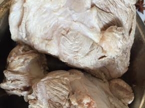 焯好的猪骨头洗净沥干水分