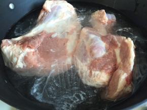 凉水下锅焯去血沫