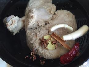 猪骨头和配料一起下锅，添水没过骨头