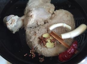 猪骨头和配料一起下锅，添水没过骨头