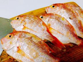 鱼去鳞去腮，内脏。