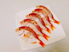 处理好的鱼摆放盘里