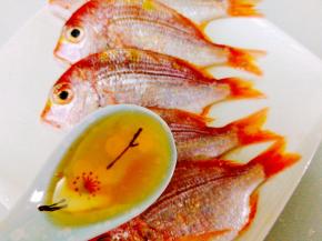 均匀的淋上1汤勺料酒