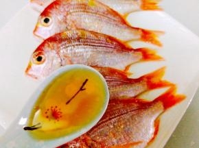 均匀的淋上1汤勺料酒
