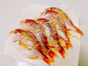 包上保鲜膜，腌制最少一个小时。（腌制的时间越久越入味）