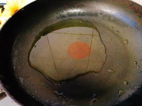 热锅下油（比平时煮菜多一倍的油），用平底锅，锅身晃动下让油游晃整个锅