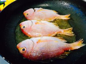 
放入腌制好的鱼小火慢煎，锅小了五条分两次煎