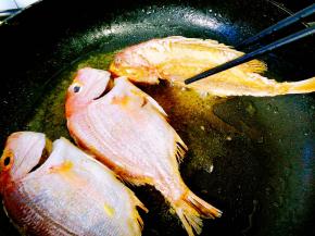 煎好一面再翻一面继续煎，锅一定要时不时晃动下