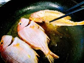 煎好一面再翻一面继续煎，锅一定要时不时晃动下