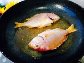 同样方法再煎余下两条