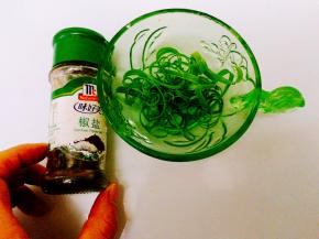 准备好椒盐或者孜然粉及葱花