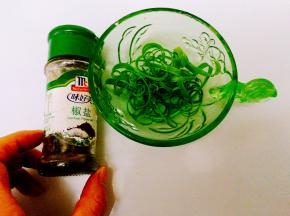 准备好椒盐或者孜然粉及葱花