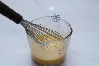 以上配方适用于学厨10寸不绣钢慕斯圈模具一份的用量。
4个鸡蛋黄加入牛奶，玉米油混合均匀。