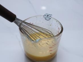 以上配方适用于学厨10寸不绣钢慕斯圈模具一份的用量。
4个鸡蛋黄加入牛奶，玉米油混合均匀。