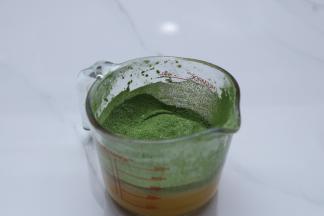 筛入低粉和抹茶粉拌匀。
